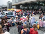 Nichts geht mehr. Touristen vor einem Terminal des Flughafens Hamburg müssen sich in Geduld üben. (Bild: Keystone/AP/DANIEL REINHARDT)