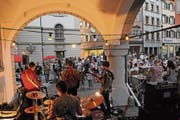 Die St. Galler Band Panda Lux spielte zur Eröffnung der «Rathaus Stube» am Samstag auf dem Rathausplatz. (Bild: Michael Hug)
