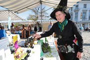 Am Zuger Handwerkermarkt auf dem Landsgemeindeplatz zeigt «Kräuterhexe» Brigitte Waser-Bürgi ihre Produkte. Bild: Roger Zbinden (Zug, 21. April 2018)