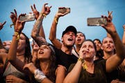 Das Handy als ständiger Begleiter. An Konzerten ist es nicht mehr wegzudenken, so auch am Open Air Frauenfeld. (Bild: Gian Ehrenzeller/Keystone (8. Juli 2017))