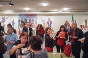 Italienerinnen und Italiener feiern in St. Gallen bei Pizza und Wein ihren Nationalfeiertag. (Bild: Urs Bucher)