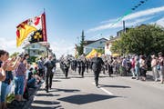 Mörschwilerinnen und Mörschwiler säumen die Bahnhofstrasse und applaudieren den Musikantinnen und Musikanten. (Bild: Ralph Ribi)