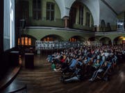 Einer der Höhepunkte des am Sonntag zu Ende gegangenen Experimentalfilm-Festivals Videoex war die Vertical Cinema Projektion in der St. Jakob Kirche am Stauffacher: eine Vorführung von speziell dafür geschaffenen Filmen auf einer gekippten, zwölf Meter hohen Leinwand. (Pressebild) (Bild: Keystone/Lorenzo Pusterla)