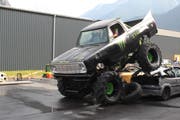 Bei der «Hollywood Stunt & Action Show» in Schattdorf zermalmte ein Monster-Truck mehrere Autos. (Bild: Markus Zwyssig, 3. Juni 2018)