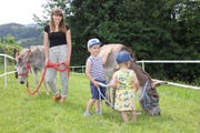 Sarah von Niederhäusern mit den Eseln Malaika und Taio. Kinder finden sofort Zugang zu ihnen. (Bild: Cecilia Hess-Lombriser)