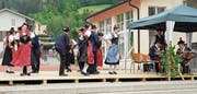 Die Trachtenleute aus Flüelen und Spiringen wussten mit selbst choreografierte Tänzen zu gefallen. (Bild: Franz Imholz (Rothenthurm, 31. Mai 2018))