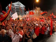 Tausenden gefällt die Umbenennung Mazedoniens nicht und daher gingen sie am Samstag in Skopje auf die Strasse. (Bild: KEYSTONE/AP/BORIS GRDANOSKI)