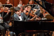 Der usbekische Pianist Behzod Abduraimov fand im Luzerner Sinfonieorchester einen kongenialen Begleitklang. (Bild: Ingo Höhn (2. Juni 2018))