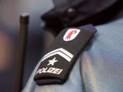 Bei einem Werkstattbrand in Allschwil ist die Leiche eines 80-jährigen Mannes entdeckt worden. Die genaue Todesursache wird von der Baselbieter Polizei in Zusammenarbeit mit der Staatsanwaltschaft untersucht. (Bild: KEYSTONE/GAETAN BALLY)