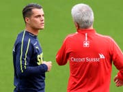Vladimir Petkovic (rechts) wird im Testspiel gegen Spanien wohl auf seinen zuletzt angeschlagenen Granit Xhaka verzichten (Bild: KEYSTONE/LAURENT GILLIERON)