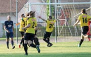 Ramon Kuhn, der im Vorrundenspiel in Ebnat-Kappel viermal getroffen hatte, wurde mit zwei Treffern in der Nachspielzeit erneut zum Matchwinner für Kirchberg und entsprechend gefeiert. (Bild: Walter Züst)