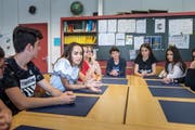 Die Schülerinnen und Schüler der Oberstufe Centrum finden, am Kinderfest ist zu viel vorgegeben: «Wir sollten unsere Meinung dazu sagen können», sagt beispielsweise Joyce (links). (Bild: Michel Canonica)
