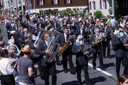Die Musikgesellschaft Hünenberg zeigt ihre neue Uniform bei der Marschmusik. (Bild: Werner Schelbert, 2. Juni 2018)