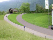 Neben der Fadenbrücke (links) soll parallel eine neue Brücke erstellt werden, die schwerere Fahrzeuge passieren können. (Bild: Visualisierung: PD)