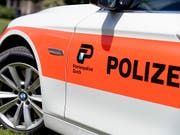 Im Kanton Zürich hat ein Autofahrer nach einem Streit zunächst einen Velofahrer angefahren und danach in die Richtung zweier Passanten geschossen. (Bild: KEYSTONE/WALTER BIERI)