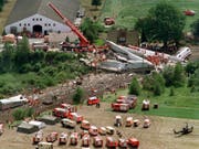 Über hundert Tote, fast hundert Verletzte: 20 Jahre nach der Zugkatastrophe in Eschede beklagen Hinterbliebene dessen fehlende juristischen Aufarbeitung. (Bild: KEYSTONE/DPA/INGO WAGNER)