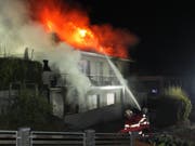 Beim Brand eines Einfamilienhauses entstand ein Sachschaden von mehreren 100'000 Franken. (Bild: Kantonspolizei St. Gallen)