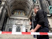 Polizisten in Berlin sperrten den Einsatzort grossräumig ab. (Bild: Keystone/EPA/HAYOUNG JEON)