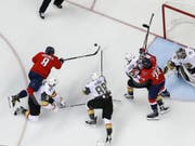 Der Russe Alexander Owetschkin (8) erzielt den wegweisenden Führungstreffer für die Washington Capitals im Heimspiel gegen die Vegas Golden Knights (Bild: KEYSTONE/AP/ALEX BRANDON)