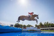 Beat Mändli beim Sprung über den Wassergraben. (Bild: Urs Bucher)