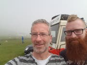 Stefan und Benjamin Keller machen im Süden Schottlands Halt und nehmen sich Zeit für ein Selfie. (Bild: PD)