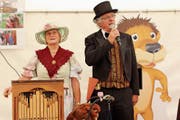 Das Drehorgelduo Margrit Ehrensberger und René Bolzern stimmt mit Schlagern aus den 60er-Jahren ein. (Bild: Hugo Berger)