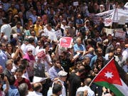 Tausende protestieren seit Tagen in Jordanien gegen geplante Steuererhöhungen. (Archivbild von Protesten) (Bild: KEYSTONE/EPA/AMEL PAIN)