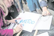 Sie finden weltweit Gehör: Betroffene von sexuellen Übergriffen, die sich über #MeToo äussern. Bild: Christophe Petit Teson/EPA