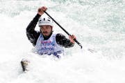 Fabio Gretener bei einer Fahrt in der Muota am Donnerstag. (KEYSTONE/Alexandra Wey)