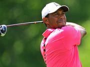 Tiger Woods verfolgt konzentriert seinen Abschlag (Bild: KEYSTONE/FR171035 AP/DAVID DERMER)