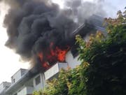 In Kriens schlagen am Sonntagnachmittag die Flammen aus einer Wohnung. (Bild: Screenshot Leservideo)
