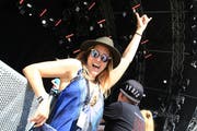 Livie Fey aus Zürich ist eine Bloggerin und sucht nach Geschichten für ihre Social Community. Mit ihrem aussergewöhnlichen Style sticht sie aus der Menge heraus. (Bild: Raphael Rohner)