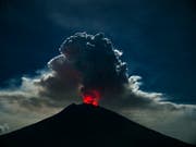 Seit Monaten hält der mehr als 3000 Meter hohe Agung mit seiner erhöhten Aktivität die Menschen auf Bali in Atem. (Bild: KEYSTONE/EPA/MADE NAGI)