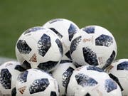 2x30: So viele offizielle WM-Bälle erhalten die 32 WM-Teilnehmer für ihre Trainings und die WM-Vorbereitung (Bild: KEYSTONE/AP/PETR DAVID JOSEK)