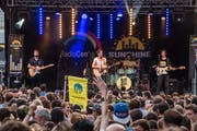 Schönes Wetter, angesagte Musik und viel Publikum: Auf dem Kapellplatz brachte Musiker Nickless (Mitte) das Publikum zum Tanzen.