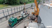 Am Freitagmorgen wurden zwei neue Maschinen geliefert. (Bild: Gert Bruderer)