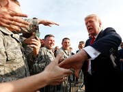 US-Präsident Donald Trump beim Handschütteln mit Soldaten in Middletown im US-Bundesstaat Pennsylvania. (Bild: KEYSTONE/AP/CAROLYN KASTER)