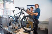 Roger Bruderer (links) und Klaus Zahn diskutieren über das Elektrovelo. (Bilder: Corinne Glanzmann (Horw, 26. 6. 2018))