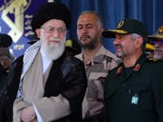 Der Oberste Führer des Iran, Ayatollah Ali Khamenei, soll weg: Dies fordern Exil-Iraner bei einer Demonstration nahe der französischen Hauptstadt Paris. (Bild: KEYSTONE/EPA LEADER'S OFFICE/LEADER'S OFFICE HANDOUT)