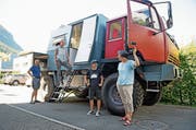 Die Familie Odermatt (von links Justus, Anja, Jan und Doris) mit ihrem umgebauten Gefährt. (Bilder: Corinne Glanzmann (Dallenwil, 27. Juni 2018))