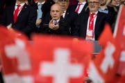Finanzminister Ueli Maurer bei einem Länderspiel der Schweizer Nationalmannschaft im März 2017. (Bild Jean-Christophe Bott/Keystone)