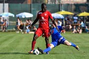 Mohamed Coulibaly (Vaduz) wird von Christian Schwegler (Luzern) angegriffen. (Foto: Martin Meienberger/freshfocus)