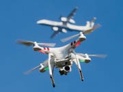 Drohnen können für Flugzeuge eine Gefahr darstellen. Anfang Juni kam es bei Bern zu einer gefährlichen Annäherung zwischen einem Business-Jet und einem unbemannten, ferngesteuerten Fluggerät. (Bild: Keystone/DPA/JULIAN STRATENSCHULTE)