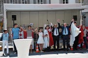 Landammann Christoph Amstad (Mitte) mit Frau Irene, Tochter Alena, Weibelin Hanna Mäder und dem Sarner Gemeindepräsidenten Jürg Berlinger (von links). (Bild: Philipp Unterschütz, Sarnen, 30. Juni 2018)