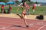 Lisa Stöckli überquert über 400 Meter als Erste die Ziellinie. (Bild: Hanspeter Roos (Nottwil, 30. Juni 2018)