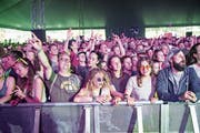Ausgelassene Stimmung vor der Sternenbühne während des Konzerts der schwedischen Alternativ-Rockband Johnossi. (Bild: Ralph Ribi)