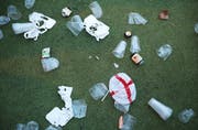 Was nach einem Fussballspiel in der Publicviewing-Zone zurückbleibt: leere Bierbecher. (Bild: Dan Kitwood/Getty)