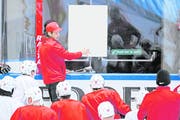 Patrick Fischer, Trainer der Schweizer Eishockey-Nationalmannschaft, bespricht sich mit seinen Spielern.