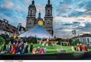 Startszene: Die Chöre scheinen dem Bild von Jan van Eyck zu entsteigen. (Bild: Tanja Dorendorf/T + T Fotografie)