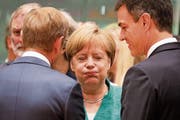 Angela Merkel beim EU-Gipfel im Gespräch mit EU-Präsident Donald Tusk (links) und dem spanischen Ministerpräsidenten Pedro Sánchez. (Bild: Ludovic Marin/AFP (Brüssel, 28. Juni 2018)